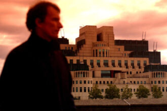 cum a ajuns londra capitala spionilor de inchiriat mitul lui james bond foamea de informatii a corporatiilor si banii oligarhilor 68870f0a47bfa