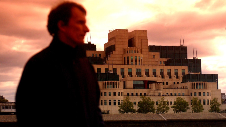 Londra: Epicentrul spionajului modern – între fantezia lui James Bond, setea corporațiilor pentru informații și influența oligarhilor 1 cum a ajuns londra capitala spionilor de inchiriat mitul lui james bond foamea de informatii a corporatiilor si banii oligarhilor 68870f0a47bfa