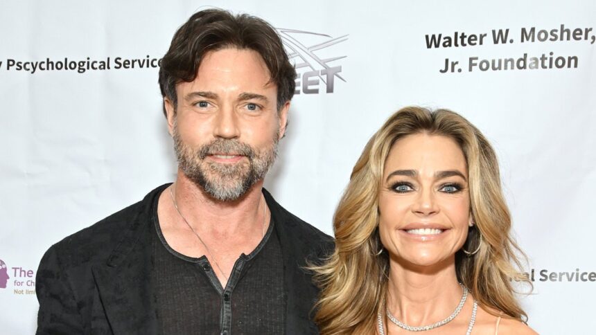 Denise Richards își acuză soțul, Aaron Phypers, de abuz fizic șocant și amenințări cu moartea în documentele judiciare. 1 denise richards accuses aaron phypers of shocking physical abuse and threatening to kill her in court docs 6878ff192d20c