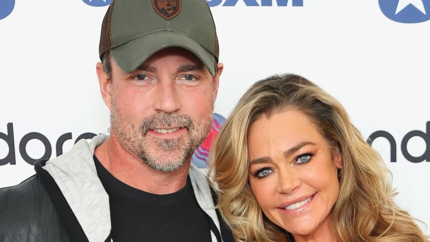 Soțul separat al Denise Richards, Aaron Phypers, renunță la verighetă după ce a fost criticat de vedetele de la Housewives. 1 denise richards estranged husband aaron phypers ditches wedding ring as he is blasted by housewives stars 6871aec163eec