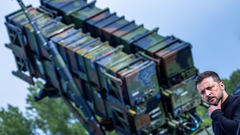 „Detaliile dezvăluie adevărul: Ucraina celebrează noul discurs al lui Trump, dar rămâne incertă în privința livrării armelor promise.” 1 diavolul se ascunde in detalii ucraina sarbatoreste schimbarea de ton a lui trump dar nu e clar cand va primi armele promise 68774be0eac4a