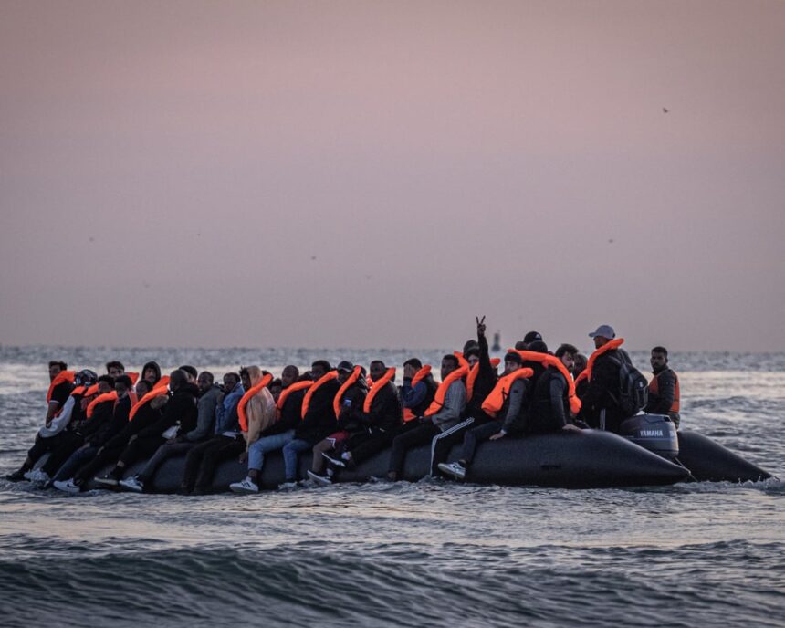 Bărci la răsărit și o hotărâre de neclintit: așteptând să traverseze spre Marea Britanie de pe țărmul francez. 1 dinghies at dawn and a determination to arrive on the french coast waiting to cross to uk 6870192378274