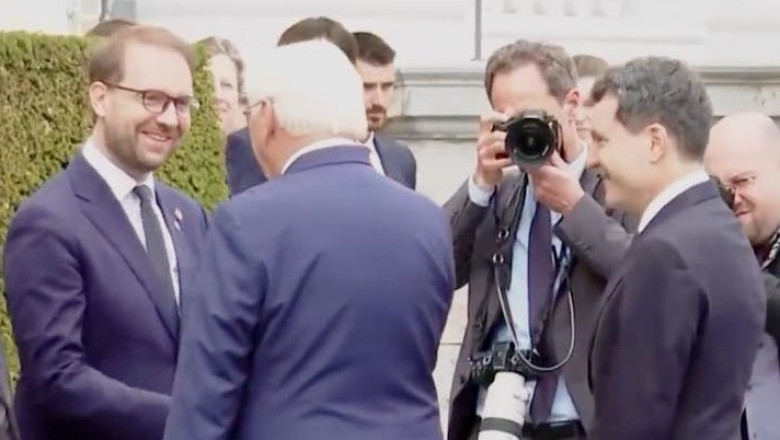 Dominic Fritz dezvăluie motivele prezenței sale alături de Nicușor Dan în delegația care a călătorit în Germania. 1 dominic fritz explica de ce a fost in delegatia lui nicusor dan pentru vizita in germania 687b408c9f94b