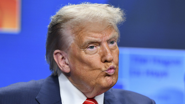 Donald Trump a postat un material fals în care Barack Obama este reținut și condus către penitenciar. 1 donald trump a distribuit un clip fals in care barack obama este arestat si dus la inchisoare 687f875c1ecac