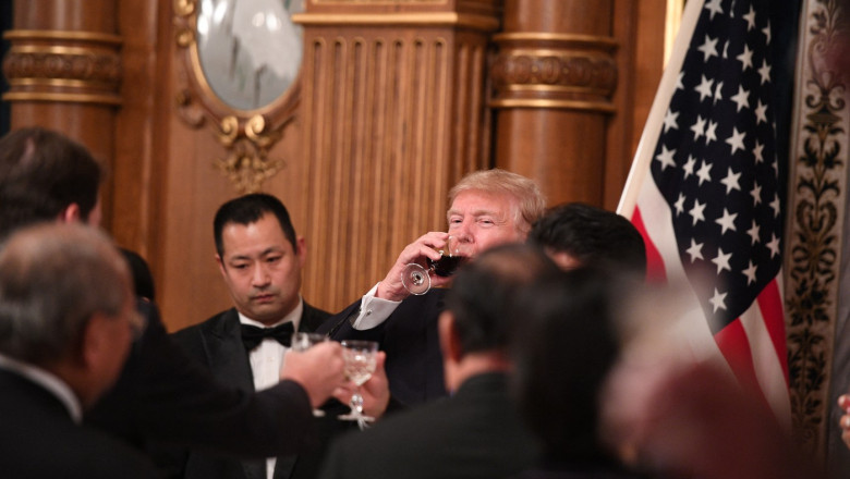 Donald Trump anunță: Coca-Cola va reveni la zahărul natural în celebra sa băutură din Statele Unite, dar compania nu oferă detalii. 1 donald trump coca cola va folosi zahar adevarat in bautura sa emblematica din sua compania nu confirma 6878de9d32b07