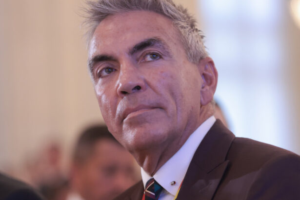 dragos anastasiu apel la sefii de institutii care au venituri peste cel al presedintelui tarii sa renunte voluntar la o parte din bani 686ed87e4c87c