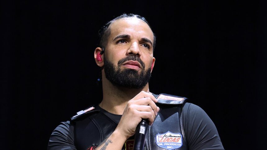 Reacția surprinzătoare a lui Drake la scandarea „F*** Kendrick” la festivalul din Londra, după un conflict intens. 1 drake gives shocking response to f kendrick lamar chant at london festival after brutal feud 6873092f672b0