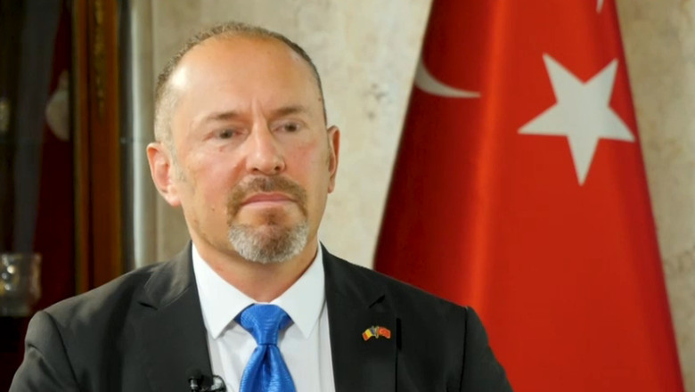 Ambasadorul Turciei la București, E.S. Özgür Altan: „Cooperarea militară ne poate aduce numeroase beneficii.” 1 e s ozgur altan ambasadorul turciei la bucuresti avem multe de castigat daca vom coopera mai mult si in domeniul militar 687a251100ed2