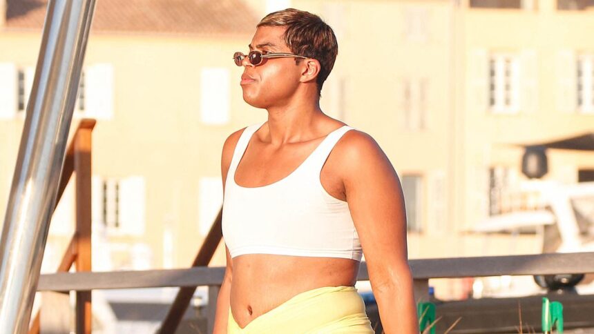 EJ Johnson își etalează silueta în crop top și sarong pe plajele din Saint-Tropez, alături de tatăl său, Magic Johnson. 1 ej johnson flashes tummy in bra top and sarong in saint tropez on vacation with father magic johnson 68791323d7a31