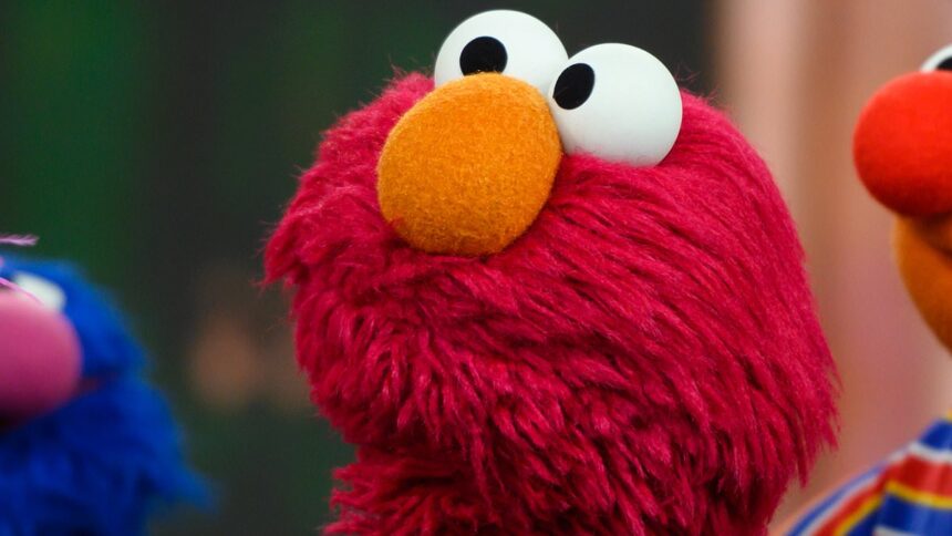 Contul X al lui Elmo răspândește o serie de mesaje abominabile după ce un hacker misterios a atacat rețelele sociale ale Străzii Sesame. 1 elmos x account posts series of vile messages after mystery hacker targets sesame street social media 68745fe946666