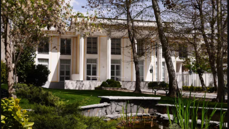 Elveția își reia activitatea diplomatică în Teheran, facilitând astfel reprezentarea intereselor americane în Iran. 1 elvetia si a redeschis ambasada din teheran si anunta ca interesele sua vor putea fi reprezentate din nou in iran 686a6070a29b3