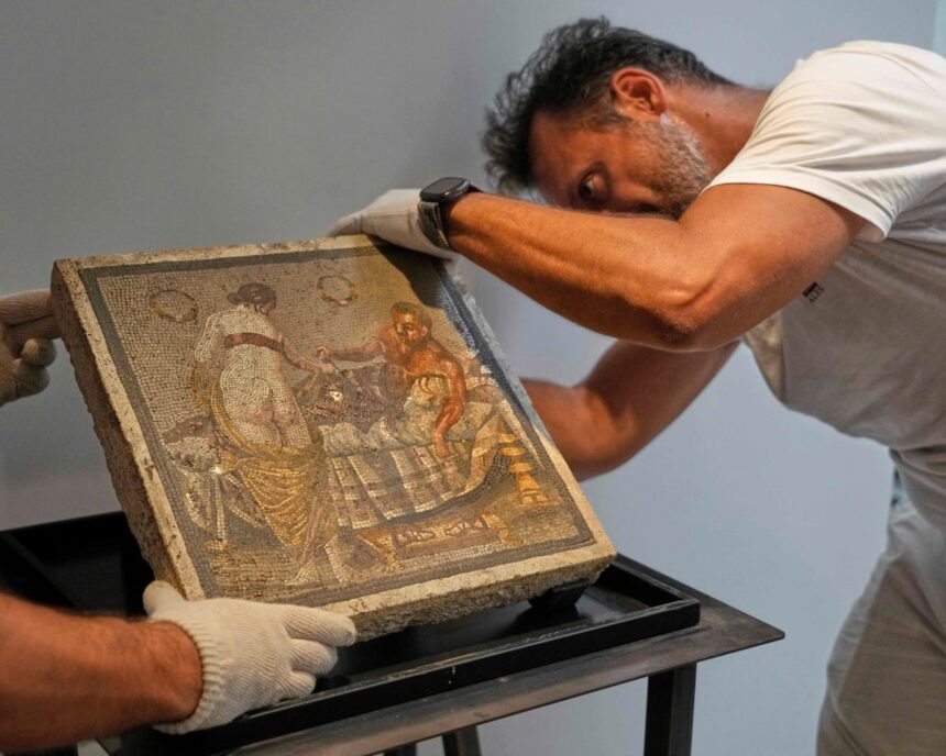 Mozaic erotic furat de un căpitan nazist în timpul celui de-al Doilea Război Mondial, readus la Pompeii. 1 erotic mosaic stolen by nazi captain in second world war returned to pompeii 68767bd0048be