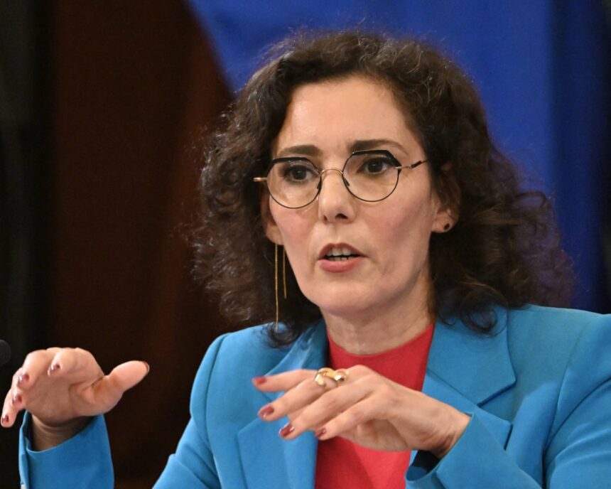 UE este îndemnată să își constituie rezerve pentru a face față pandemiei, dezastrelor naturale sau invaziilor. 1 eu urged to build stockpiles to prepare for pandemic natural disaster or invasion 686e606505a54