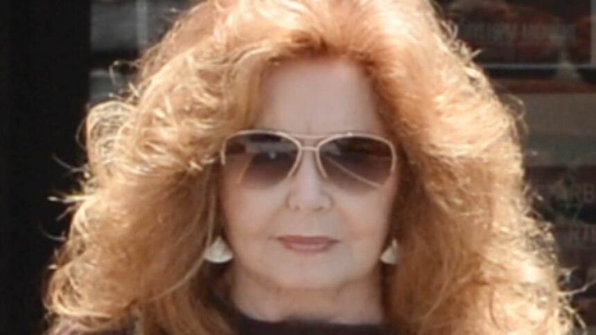 O legendă a telenovelelor din anii '70 își etalează celebrii bucle roșii într-o apariție rară cu ocazia zilei sale de naștere, la 81 de ani… știm cine este? 1 exclusive70s soap legend shows off her famous red curls in rare outing on her 81st birthday can you guess who 68726bbb94969