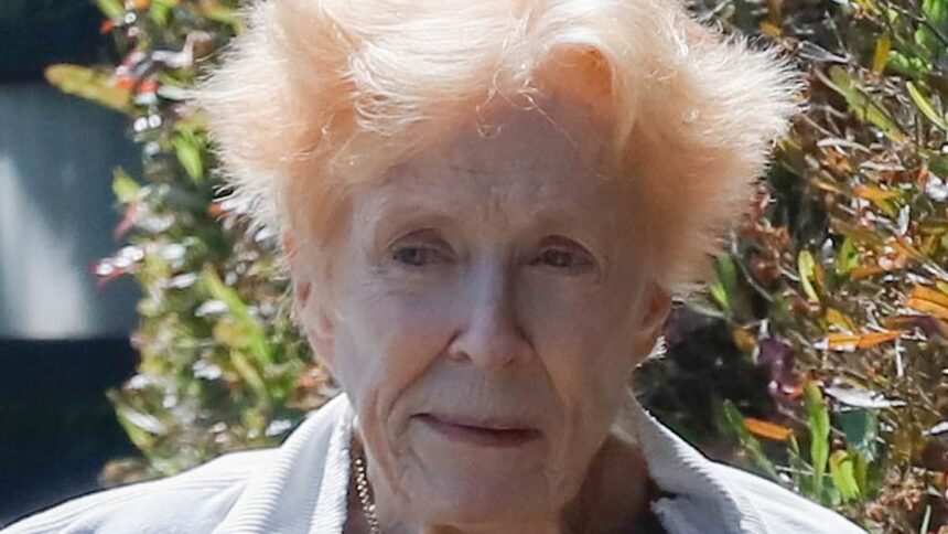 Starul îndrăgit al sitcom-ului a devenit de nerecunoscut fără machiaj, într-o apariție rară... Poți să-ți dai seama cine este? 1 exclusivebeloved sitcom star looks unrecognizable while going makeup free on rare outing can you guess who 686944a478008