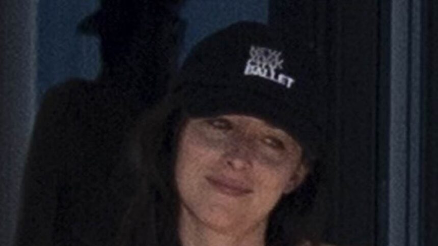 Dakota Johnson flirt cu un străin pe iahtul din Ibiza, la scurt timp după despărțirea de Chris Martin. 1 exclusivedakota johnson has flirty exchange with mystery man on ibiza yacht after chris martin split 68689995365d5