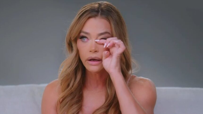 Denise Richards pregătește o răzbunare surprinzătoare împotriva lui Aaron Phypers după dezvăluirea divorțului... în timp ce secretele sale ies la iveală într-o listă detaliată șocantă. 1 exclusivedenise richards plots ultimate revenge on aaron phypers after divorce bombshell as his dirty laundry is exposed in insane itemized list 6877c3e625440