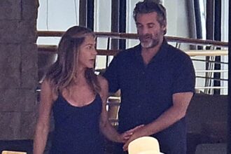 exclusiveembarrassing illness jennifer anistons hunky health guru boyfriend kept secret 687277ced4080