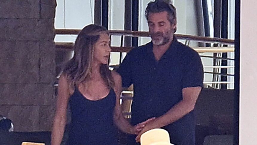 Boala rușinoasă pe care iubitul atrăgător al lui Jennifer Aniston a păstrat-o ascunsă. 1 exclusiveembarrassing illness jennifer anistons hunky health guru boyfriend kept secret 687277ced4080