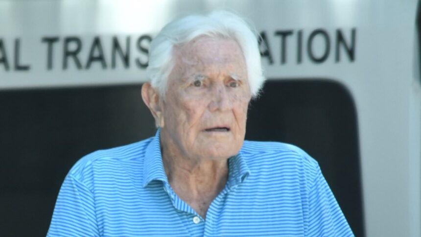 Legenda lui James Bond, la 85 de ani, se sprijină de un cadru de mers, alături de asistentă, la scurt timp după ce fosta soție faimoasă își deschide sufletul despre lupta cu demența. 1 exclusivejames bond legend 85 clings to walker alongside nurse just days after famous ex wife reveals dementia battle 68718b3ace237