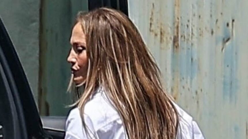 Jennifer Lopez, cu un aer melancolic, pășește în studioul de dans, în timp ce fostul ei, Diddy, se luptă cu problemele legale după verdictul controversat. 1 exclusivejennifer lopez looks somber as she hits the dance studio while ex diddy fights prison after split verdict 6865dc990ce07