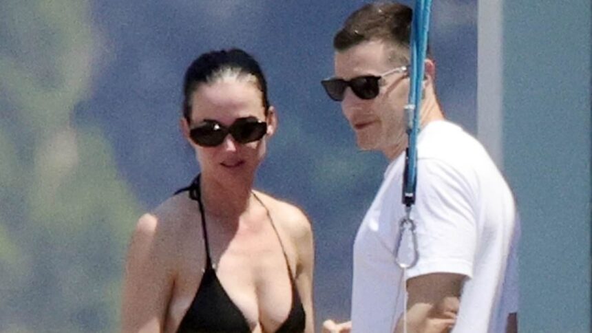 exclusivenewly single katy perry has very flirty exchange with mystery man on yacht after orlando bloom split 686ab8d522171