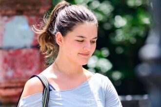 exclusivesuri cruise proves shes just like a normal new yorker despite dad tom cruises 600m net worth 686da0378645e