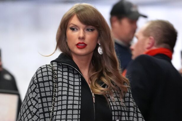 exclusivetaylor swifts restraining order against alleged stalker extended as hundreds of emails sent to singer are revealed 6864009804227
