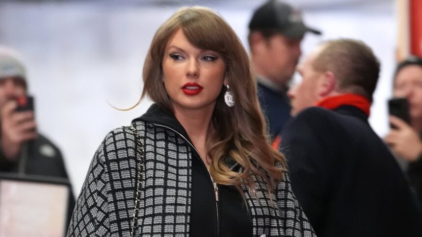 Restricție prelungită pentru Taylor Swift împotriva unui presupus urmăritor, după dezvăluirea sutelor de mesaje primite de artistă. 1 exclusivetaylor swifts restraining order against alleged stalker extended as hundreds of emails sent to singer are revealed 6864009804227