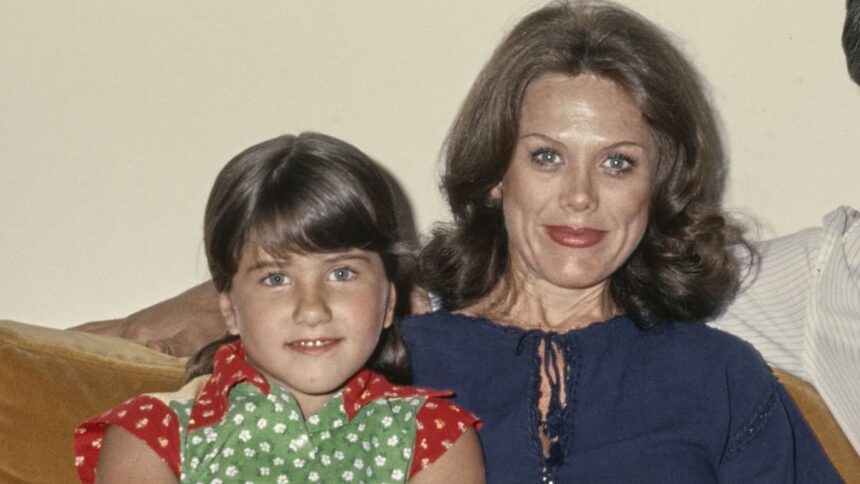 Jennifer Aniston își înfruntă demonii trecutului printr-un rol îndrăzneț, după o despărțire dureroasă de mama sa. 1 exclusivethe brutal estrangement from her mother nearly broke her now jennifer aniston is looking to bury the ghost with a controversial new role 6866a89f2b86f