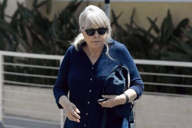 exclusivethis sharp no nonsense secretary who gave her shady boss a run for his money on hit 80s legal drama spotted in la who is it 686a98e6ca650