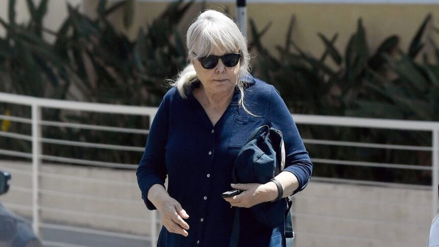 Secretara fără menajamente care l-a pus la încercare pe șeful ei dubios în celebra dramă juridică din anii '80 a fost zărită în LA... cine este aceasta? 1 exclusivethis sharp no nonsense secretary who gave her shady boss a run for his money on hit 80s legal drama spotted in la who is it 686a98e6ca650