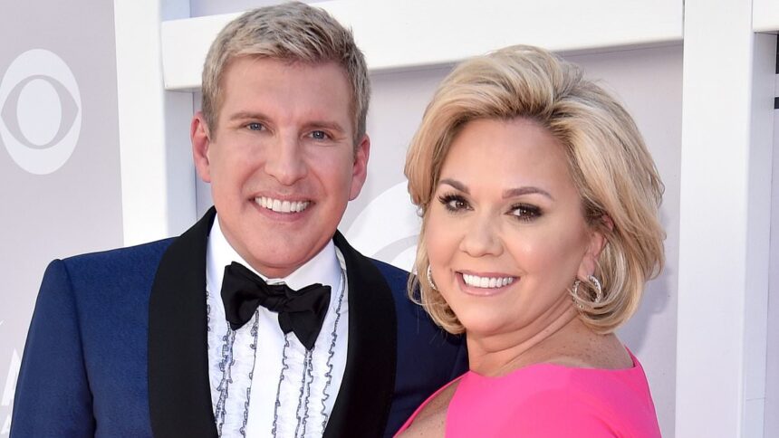 Todd și Julie Chrisley, entuziasmați de o revenire spectaculoasă după închisoare, se pregătesc să-și împărtășească povestea adevărată. 1 exclusivetodd and julie chrisley thrilled to land major comeback deal after prison so they can tell their truth 6876736ec01b0