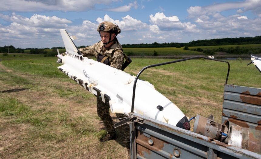 Ţărani deveniţi soldaţi, câmpuri pline de mine şi un exod rural: cum Rusia loveşte viaţa de la ţară din Ucraina. 1 farmers turned soldiers fields full of mines and a rural exodus how russia is punishing ukraines countryside 686e2679d09a0