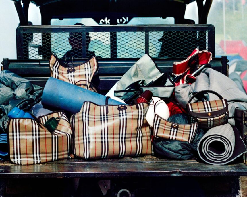 Entuziasmul festivalurilor propulsează Burberry spre cele mai bune vânzări din ultimele 18 luni. 1 festivalgoers help drive burberry to best sales performance in 18 months 687a61ba16390