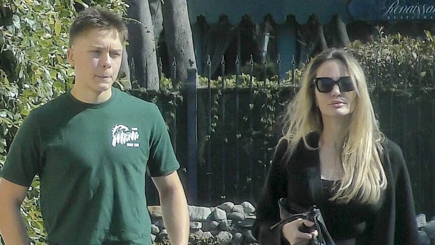 Petrecere de neuitat: Fiul lui Brad Pitt își sărbătorește cea de-a 17-a aniversare la un concurs de box, alături de mama sa, Angelina Jolie. 1 fight club 2 0 brad pitts estranged son spends 17th birthday at boxing competition with mom angelina jolie 687514b844ffd