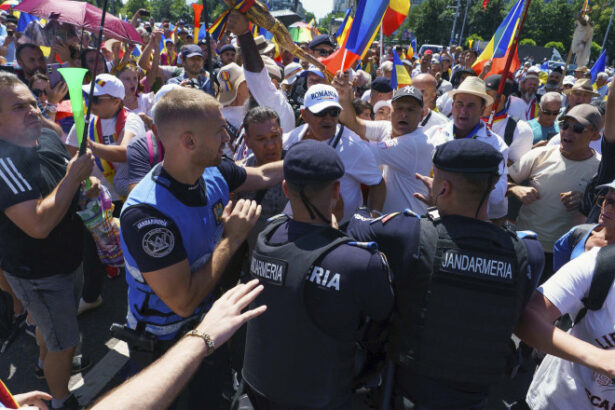 foto imbranceli cu jandarmii la protestul sustinatorilor lui calin georgescu un barbat a fost prins cu un cutit 687ce86014240