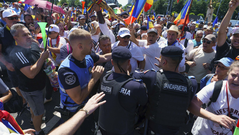 Tensiuni la protestul susținătorilor lui Călin Georgescu: un bărbat surprins cu un cuțit în mijlocul îmbrâncelilor cu jandarmii. 1 foto imbranceli cu jandarmii la protestul sustinatorilor lui calin georgescu un barbat a fost prins cu un cutit 687ce86014240