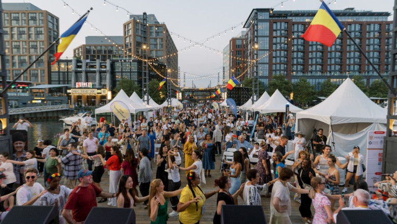 Peste 12.000 de participanți au sărbătorit tradițiile la cel mai grandios festival românesc din SUA, stabilind un nou record de prezență în Washington. 1 foto record de prezenta la cel mai mare festival romanesc din sua peste 12 000 de oameni au celebrat traditiile la washington 6876252fcde19