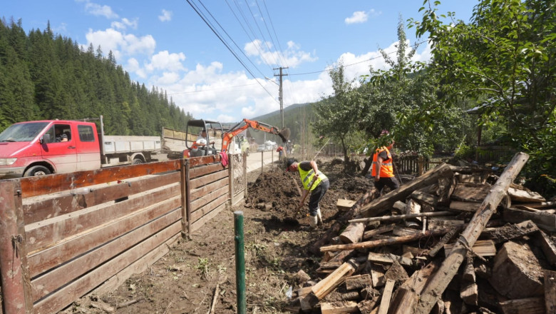 România, sub asediul vremii extreme: 1.700 de intervenții ale pompierilor într-o zi plină de provocări. Care au fost zonele cele mai afectate? 1 foto romania lovita de fenomene extreme pompierii au avut 1 700 de interventii intr o singura zi unde au fost cele mai multe misiuni 688b4a312dc38