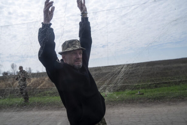 foto tehnologiile vechi si noi concureaza pe front cum pescuieste ucraina dronele rusesti cu plase 686c9974a0790