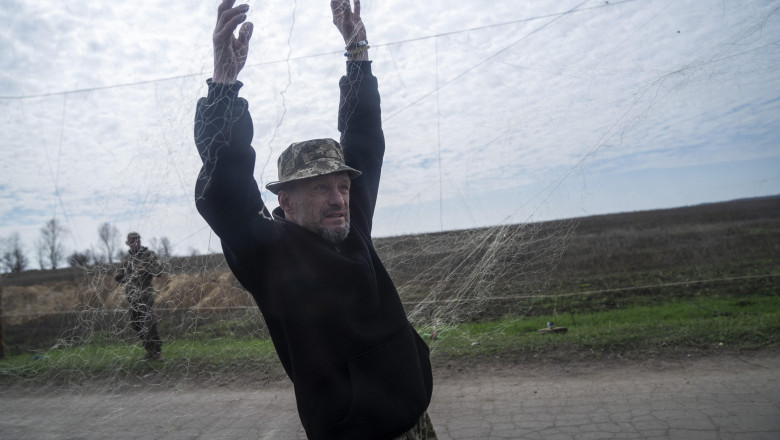 Bătălia tehnologică: Cum Ucraina „prinde” dronele rusești cu plasă ingenioasă 1 foto tehnologiile vechi si noi concureaza pe front cum pescuieste ucraina dronele rusesti cu plase 686c9974a0790