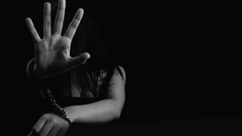 Relații de sânge: Cum traficanții își aleg victimele din cercul apropiat 1 fratele racoleaza verisorul ia banii iar tatal sta de paza traficantii isi racoleaza victimele printre rude prieteni si vecini 688bc8b715813