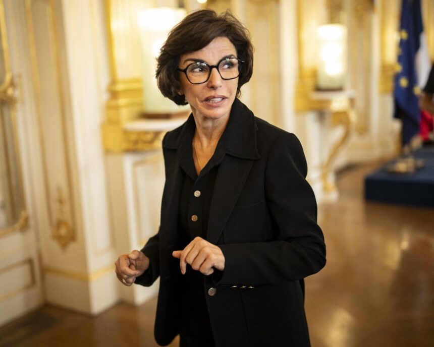 Ministrul francez al Culturii va fi judecat pentru presupuse acte de corupție din perioada în care era europarlamentar, conform surselor. 1 french culture minister to be tried for alleged corruption while an mep source says 68800fab97a42