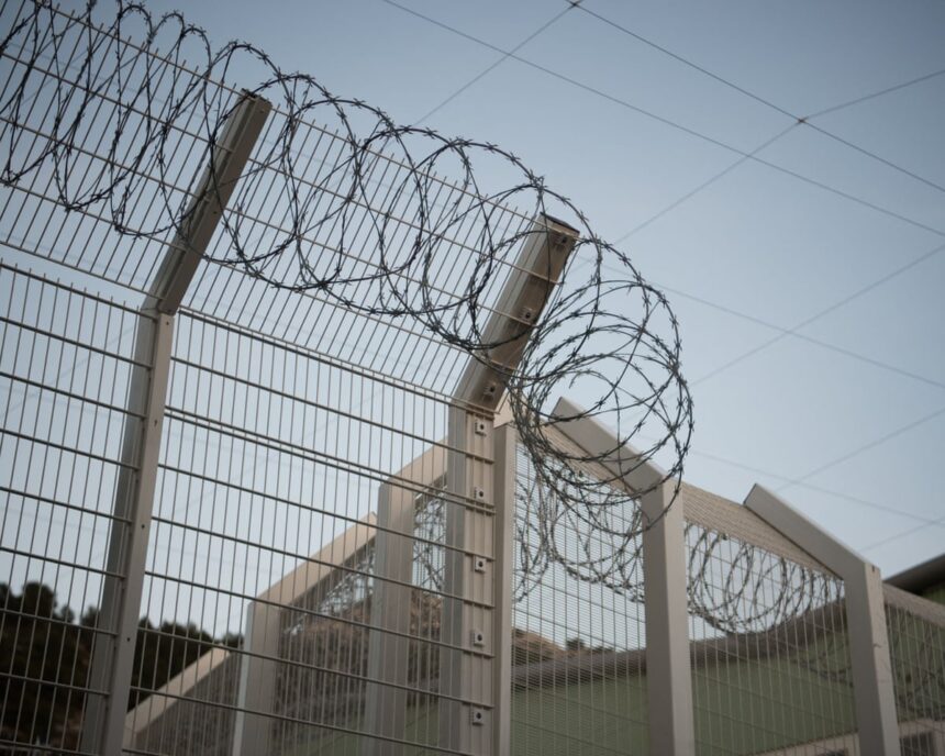 Prizonier francez recapturat la câteva zile după evadare, ascuns în sacul de rufe al colegului de celulă. 1 french prisoner rearrested days after escape in cellmates laundry bag 6874f605723e2