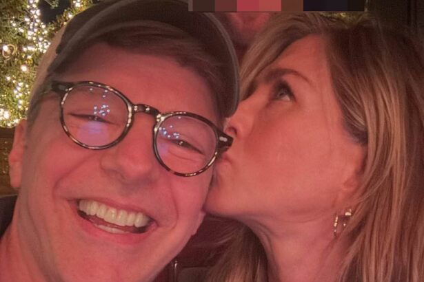 friends legend jennifer aniston kisses rival 90s sitcom star in picture 6863117fe26e6