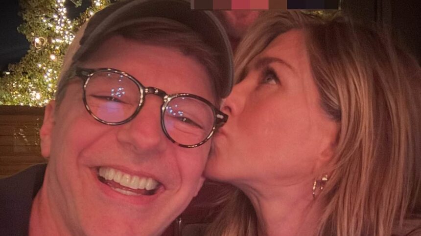 Jennifer Aniston, starul legendă al sitcomurilor din anii '90, își sărută rivala într-o imagine surprinzătoare. 1 friends legend jennifer aniston kisses rival 90s sitcom star in picture 6863117fe26e6