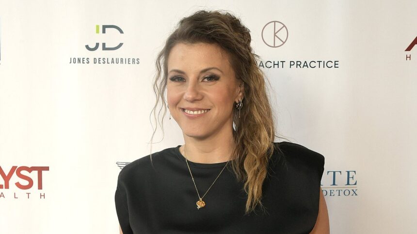 Jodie Sweetin, vedeta din Full House, își afirmă puterea interioară după ce a depășit dependența de droguri, oferind un exemplu de curaj și răscumpărare. 1 full house star jodie sweetin says shes more than a salacious story after overcoming drug addiction 686adf6d791c1