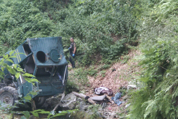 galerie foto accident grav in gorj doua persoane au murit iar patru au fost ranite dupa ce o autoutilitara s a prabusit intr o rapa 687ea5846e81a