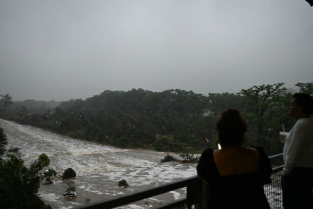 galerie foto inundatii in texas 43 de morti potrivit celui mai recent bilant 27 de fete dintr o tabara crestina inundata sunt inca date disparute 686a0bff30f1e